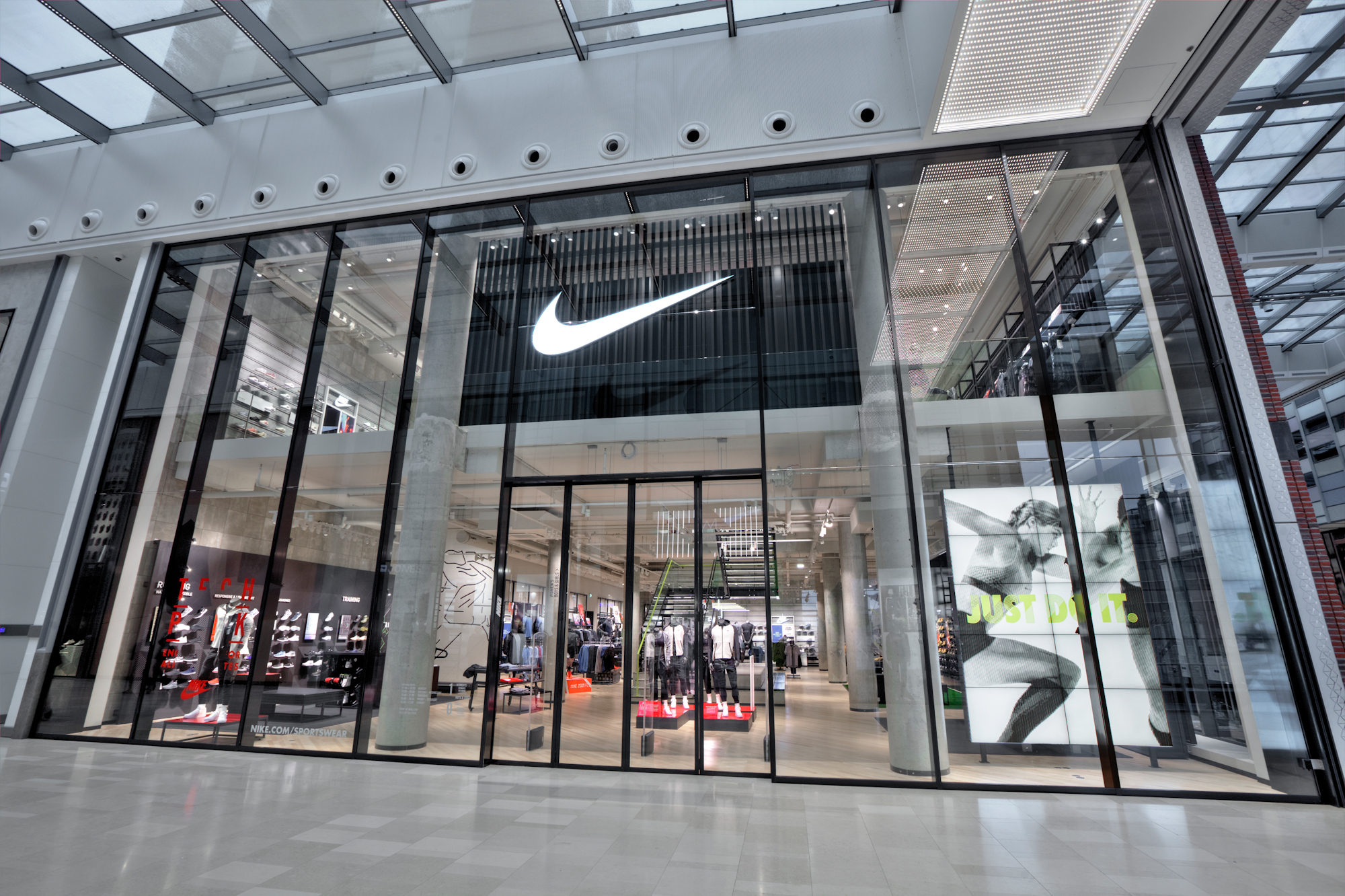  Nike Store  Utrecht Confetti Reclame